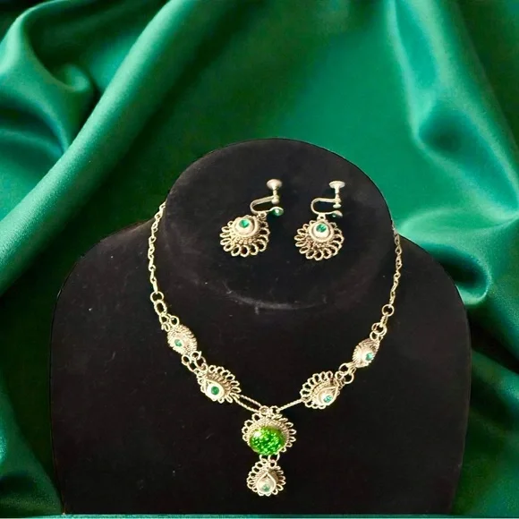 Antique Czech Cannetille Silesian Iron Wirework & Green Glass Demi Parure Set - Picture 9 of 9